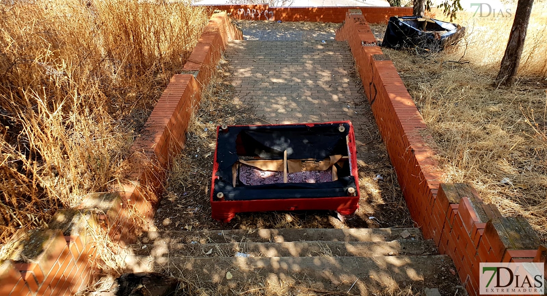 Desidia y abandono en los parques de Badajoz