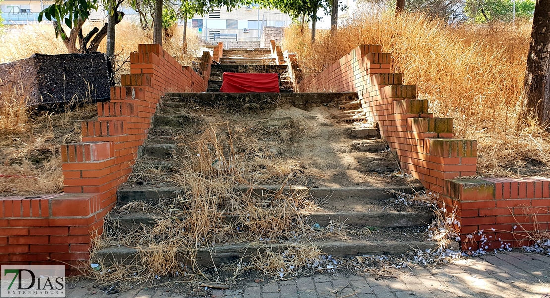 Desidia y abandono en los parques de Badajoz