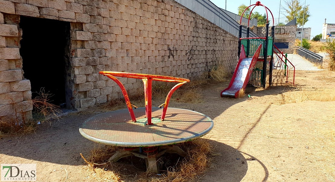 Desidia y abandono en los parques de Badajoz