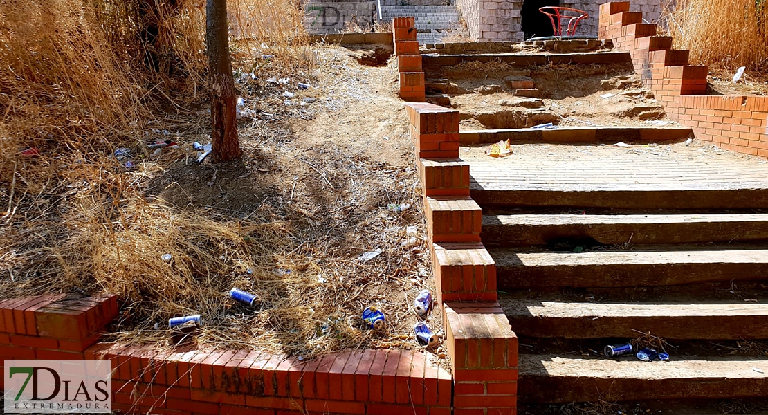 Desidia y abandono en los parques de Badajoz