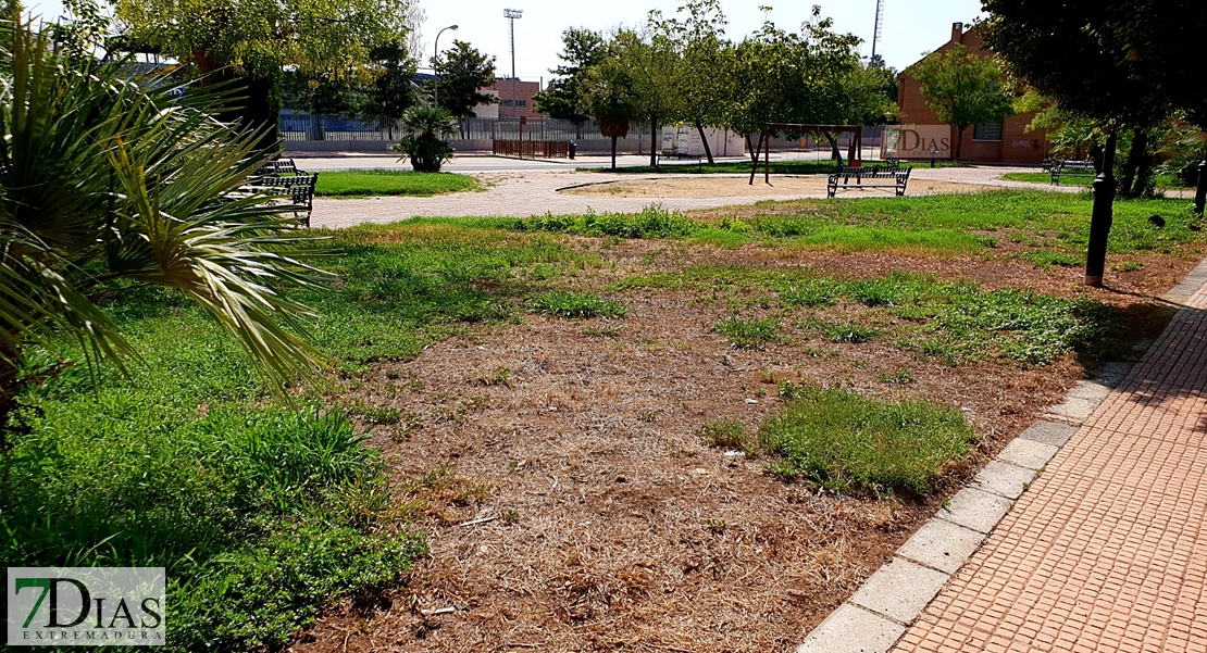 Desidia y abandono en los parques de Badajoz