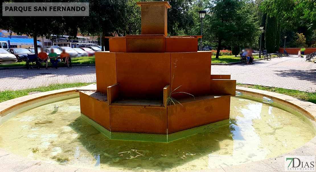 Desidia y abandono en los parques de Badajoz