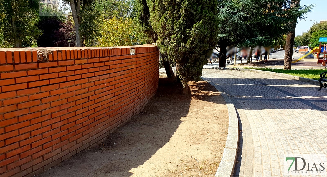 Desidia y abandono en los parques de Badajoz