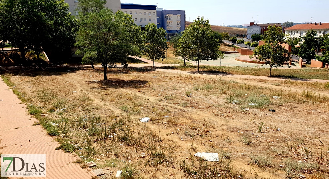 Desidia y abandono en los parques de Badajoz