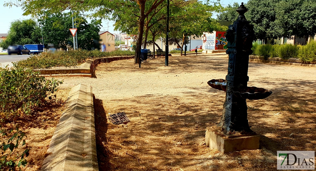 Desidia y abandono en los parques de Badajoz