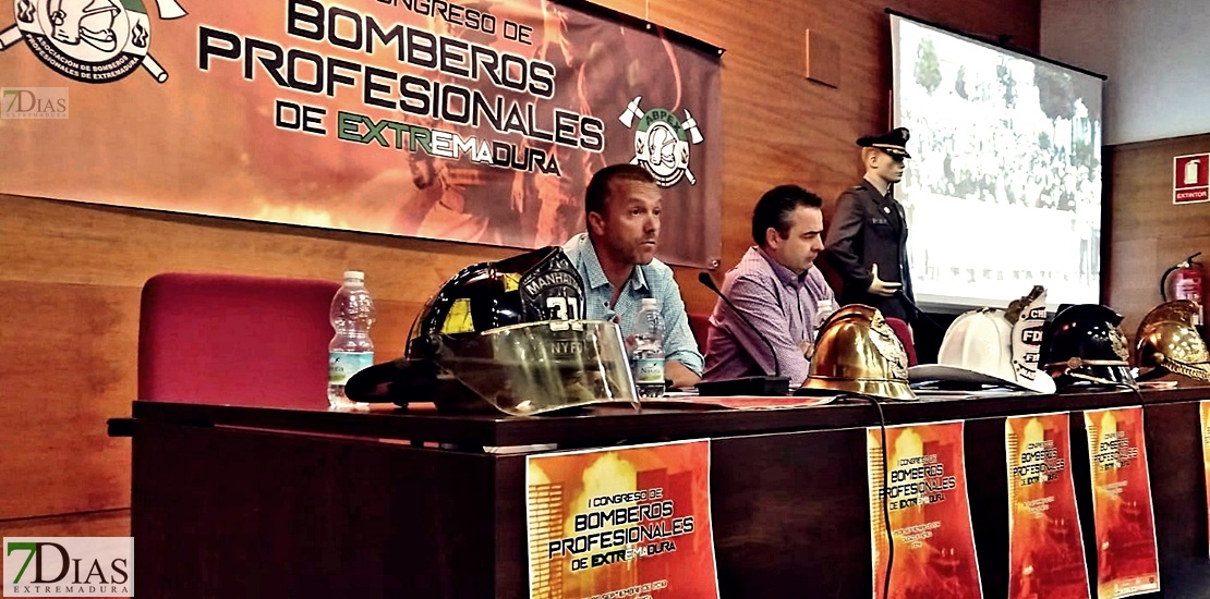 Los bomberos analizan su situación legal en un congreso que se celebra en Mérida