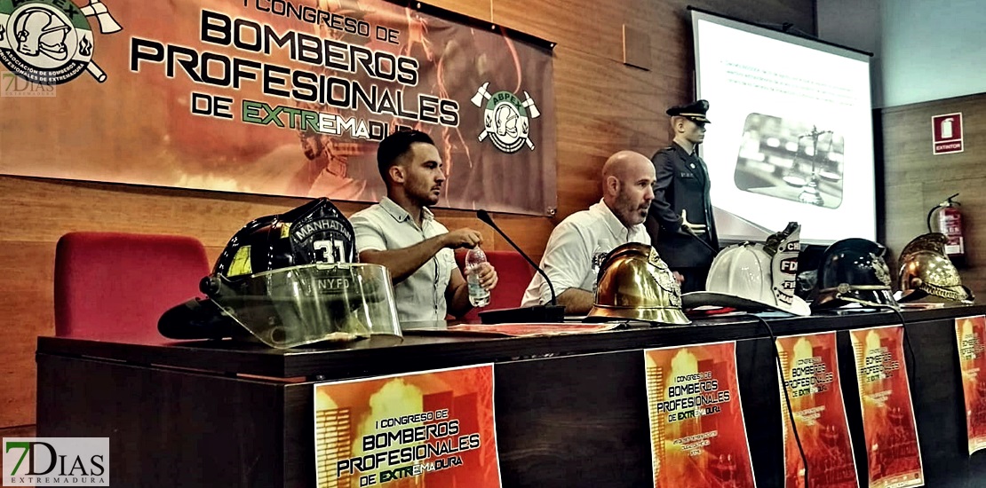 Los bomberos analizan su situación legal en un congreso que se celebra en Mérida