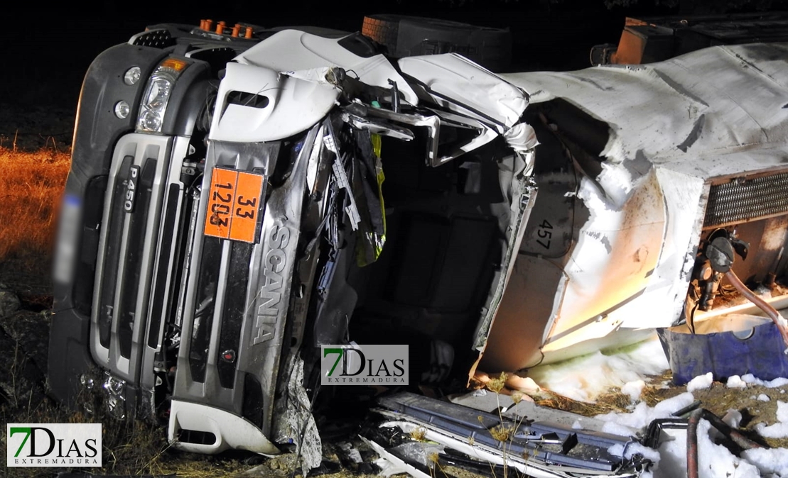 Fallece un conductor tras accidentarse con un camión de mercancías peligrosas (EX-327)