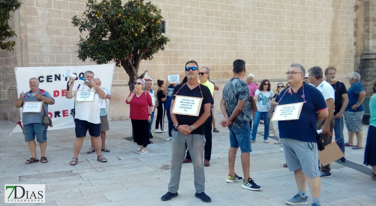 Suerte de Saavedra exige un centro de mayores manifestándose ante el Pleno