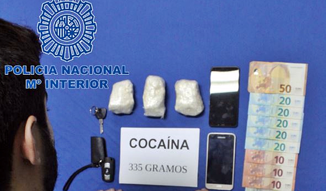 Embisten a un vehículo policial intentando huir con la droga