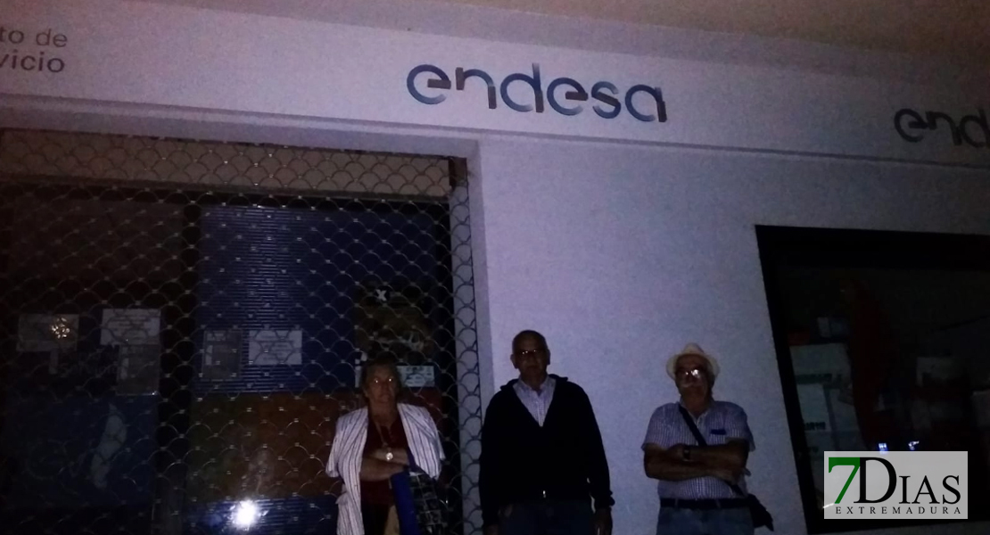 En cola durante la madrugada para tener bono social y pagar menos por la luz