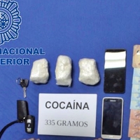 Embisten a un vehículo policial intentando huir con la droga