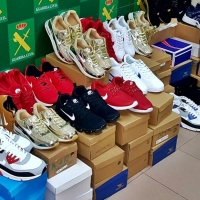 Intervienen en un bazar 60 pares de zapatillas deportivas falsificadas