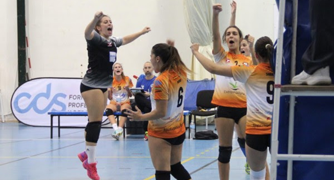 El Pacense Voleibol femenino consigue la primera victoria de la temporada