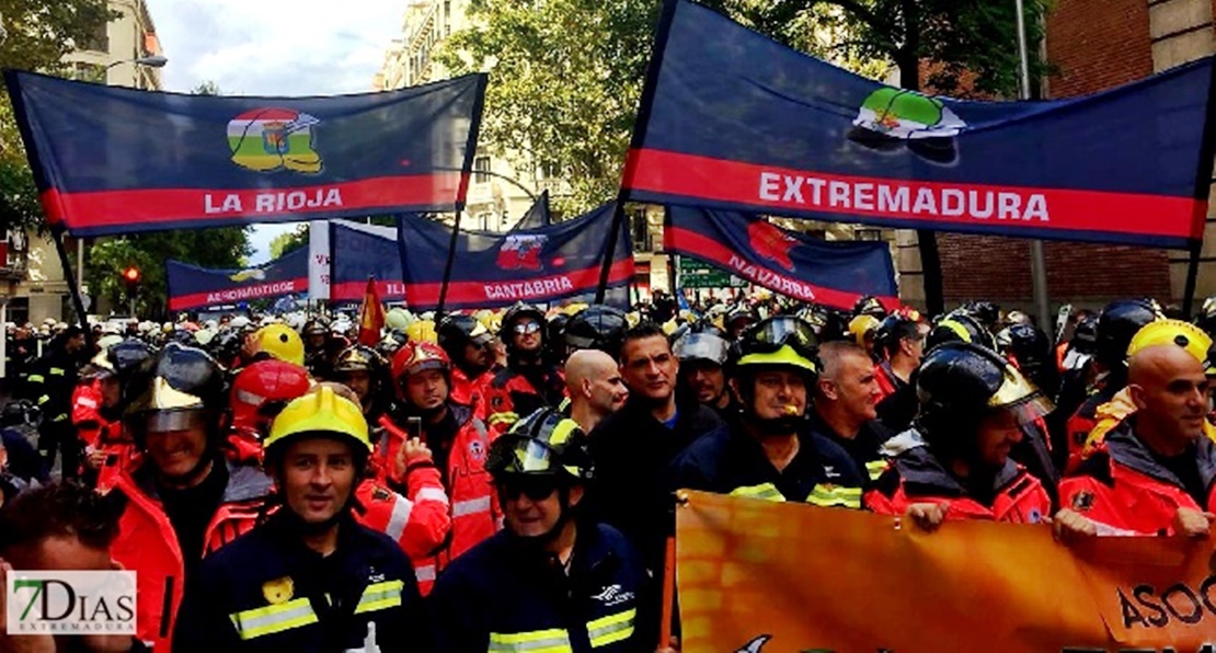 Imágenes de los bomberos extremeños manifestándose en Madrid