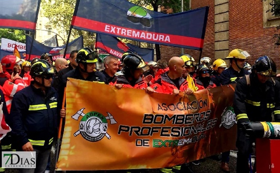 Imágenes de los bomberos extremeños manifestándose en Madrid