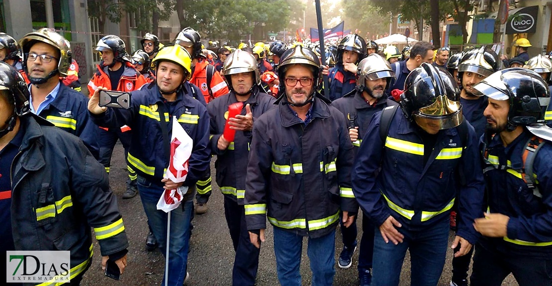 Imágenes de los bomberos extremeños manifestándose en Madrid