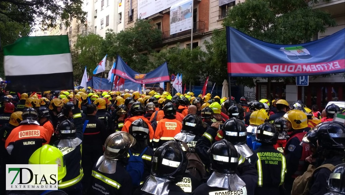 Imágenes de los bomberos extremeños manifestándose en Madrid