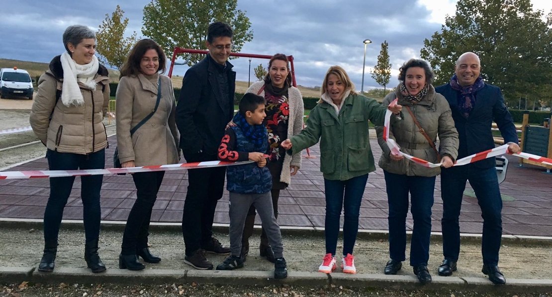 Cáceres inaugura un parque infantil inclusivo con cargo al Presupuesto participativo