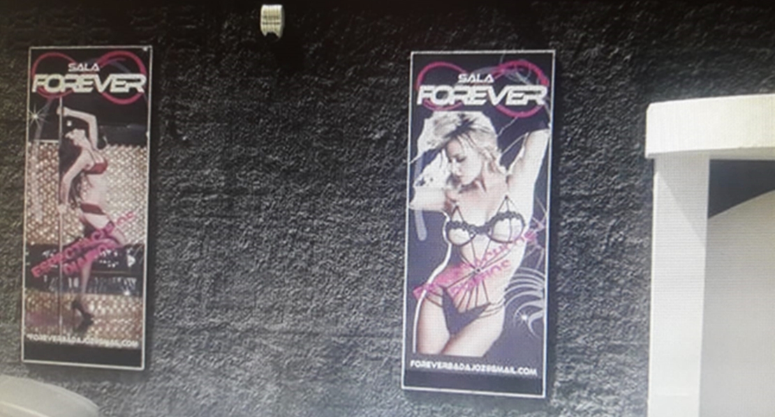 La Policía Local de Badajoz retira la publicidad sexista de una discoteca