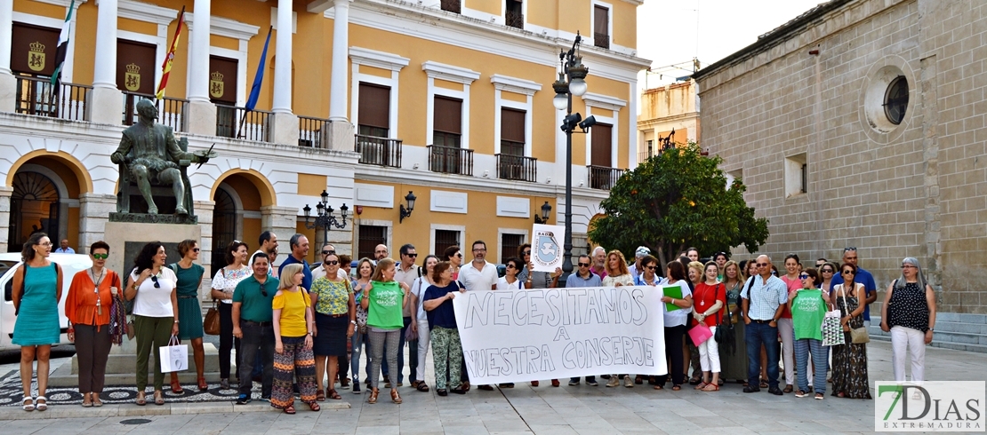 El Ayuntamienta pondrá en los colegios profesionales que substituyan a los conserjes