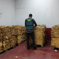 La sobrecarga de una furgoneta alerta a la Guardia Civil sobre un alijo de tabaco