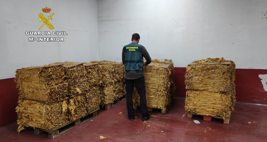 La sobrecarga de una furgoneta alerta a la Guardia Civil sobre un alijo de tabaco