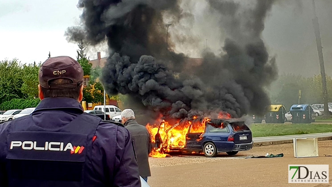 Arde un vehículo en la barriada de Suerte de Saavedra