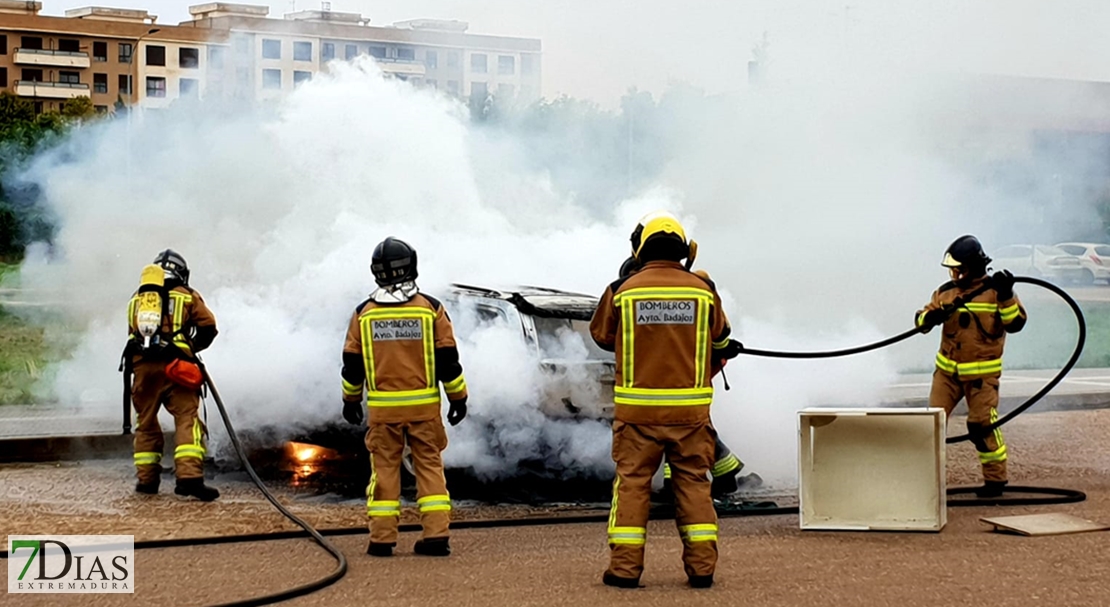 Arde un vehículo en la barriada de Suerte de Saavedra