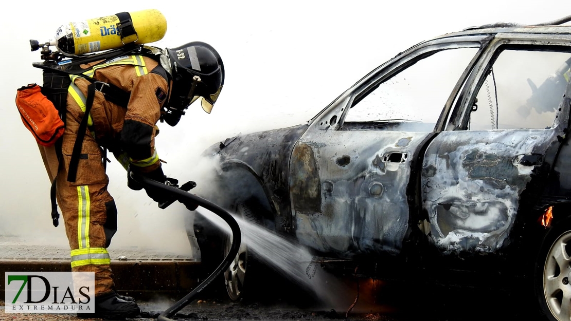 Arde un vehículo en la barriada de Suerte de Saavedra