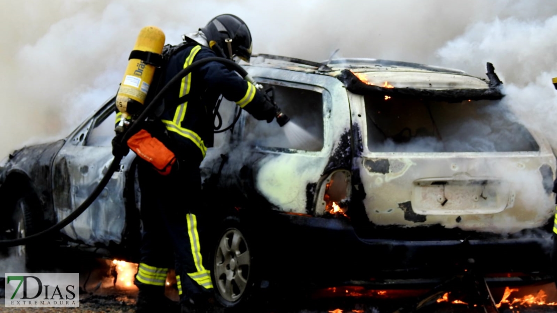 Arde un vehículo en la barriada de Suerte de Saavedra