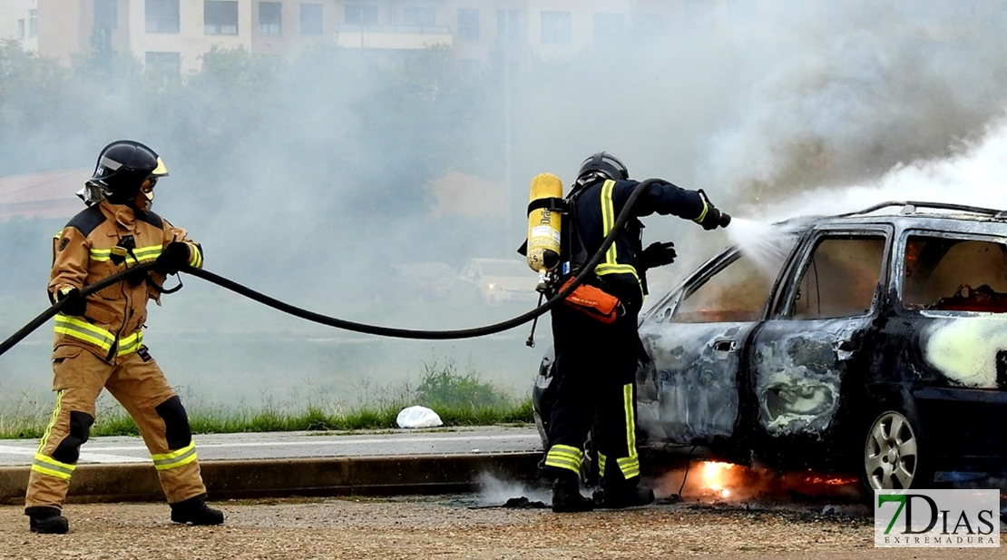 Arde un vehículo en la barriada de Suerte de Saavedra