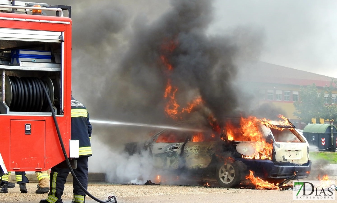 Arde un vehículo en la barriada de Suerte de Saavedra