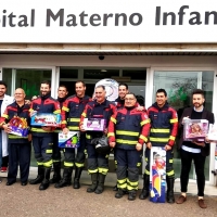 Los bomberos llevan regalos a los niños del Materno