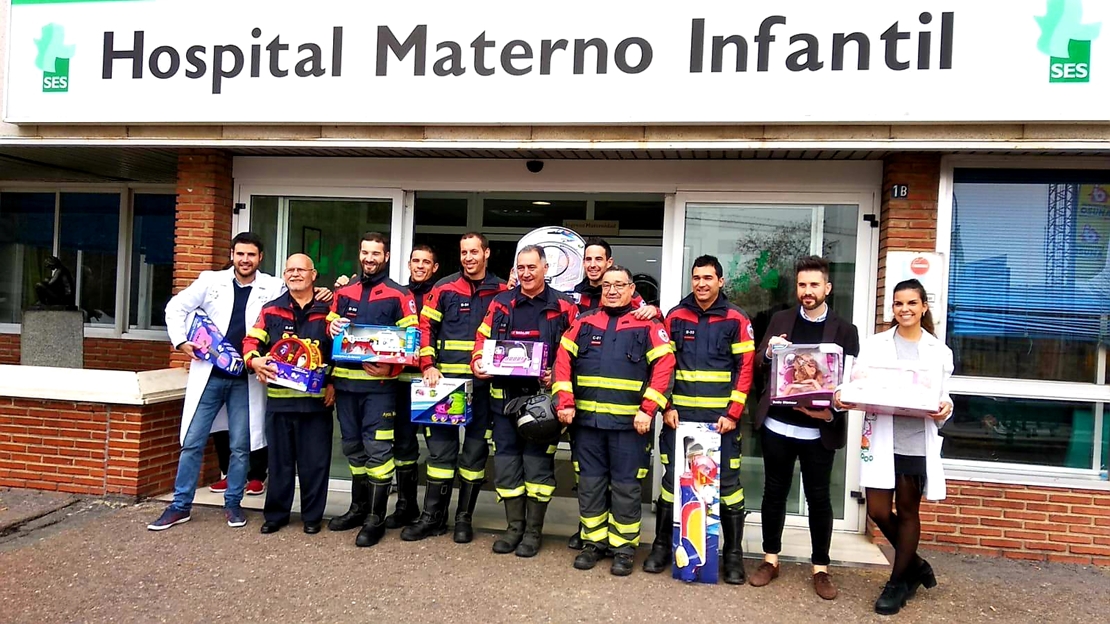 Los bomberos llevan regalos a los niños del Materno