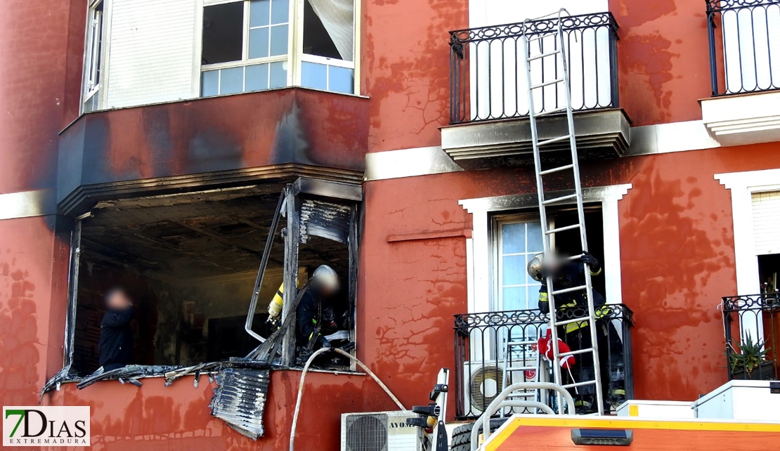 Grave incendio de vivienda en Montijo