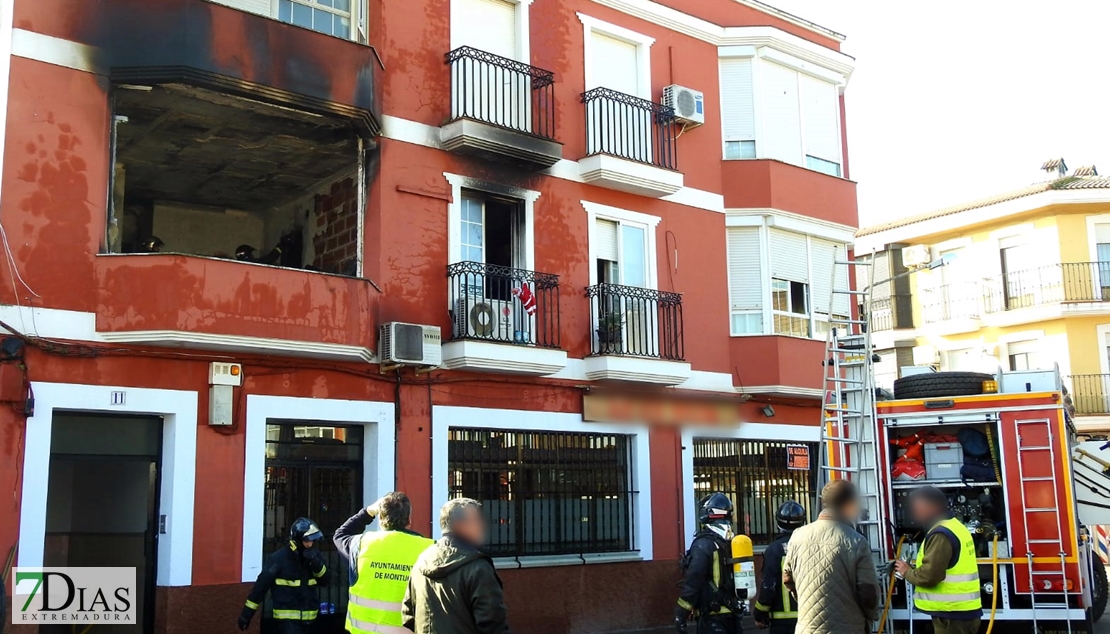 Grave incendio de vivienda en Montijo