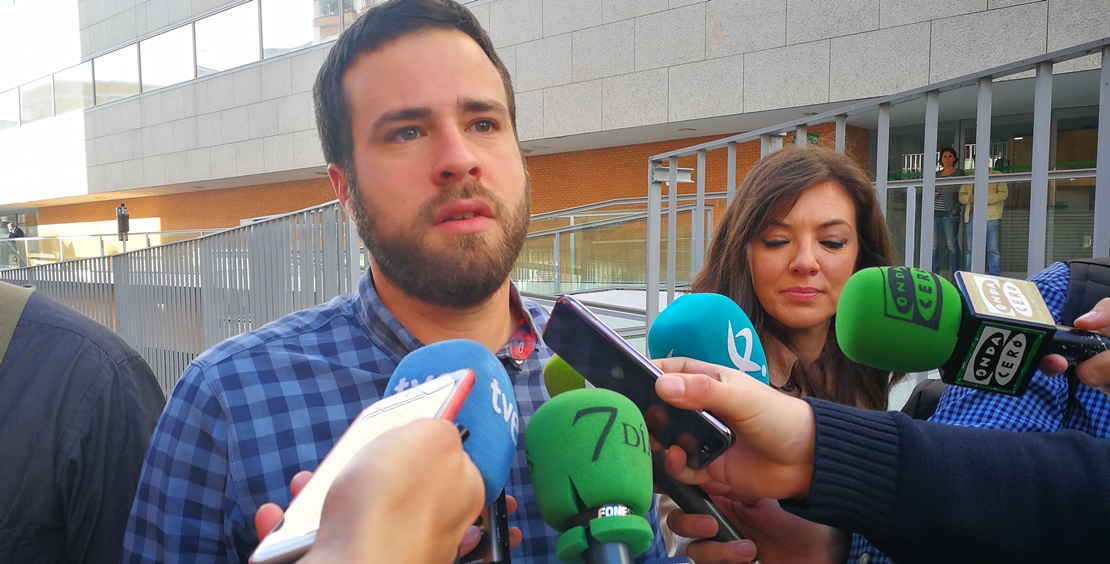 Podemos exige a Vara que alce la voz ante Sánchez