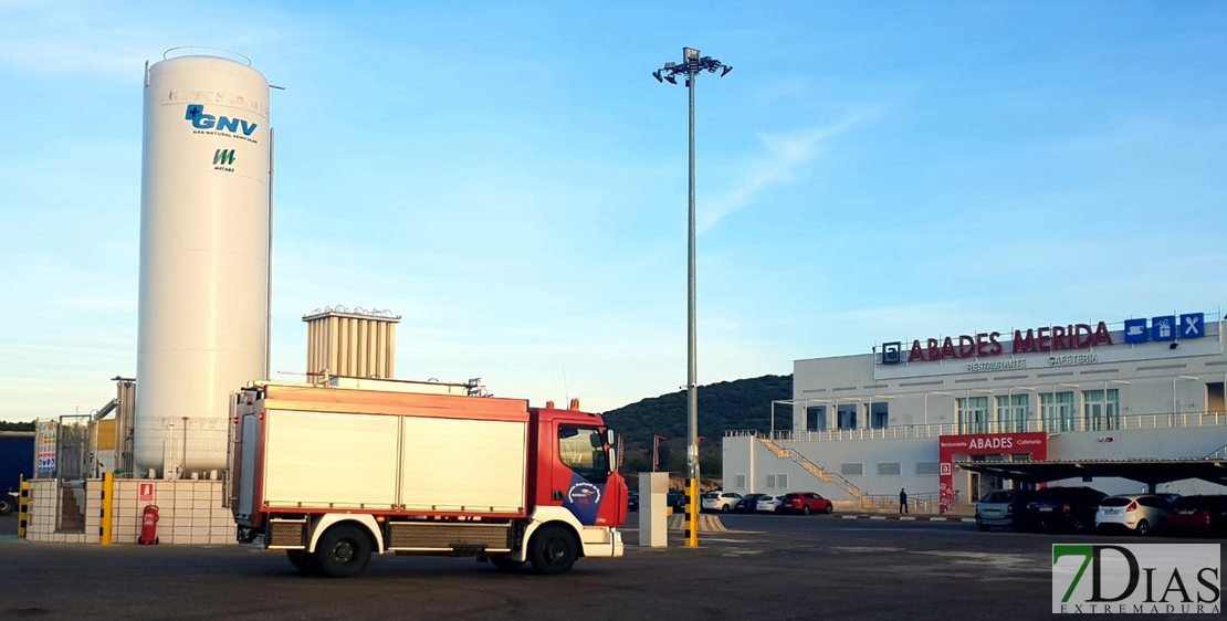 Los Bomberos controlan un escape de gas en una gasolinera de Mérida