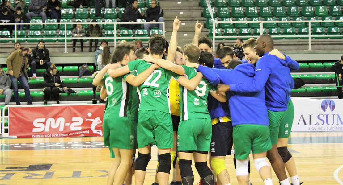 El Cáceres Voleibol se deshace por la vía rápida de los gallegos