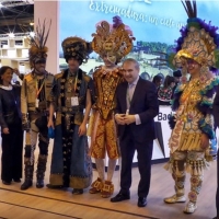 El Carnaval de Badajoz causa sensación en Fitur esperando ser de Interés Turístico Internacional