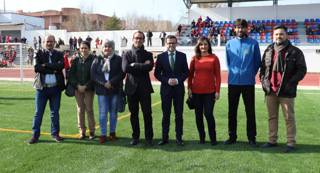 Se reabre el campo de futbol de Cabeza del Buey con un nuevo césped artificial