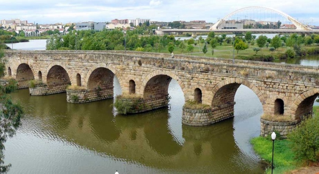 La iluminación artística del puente romano estará terminada en el mes de junio