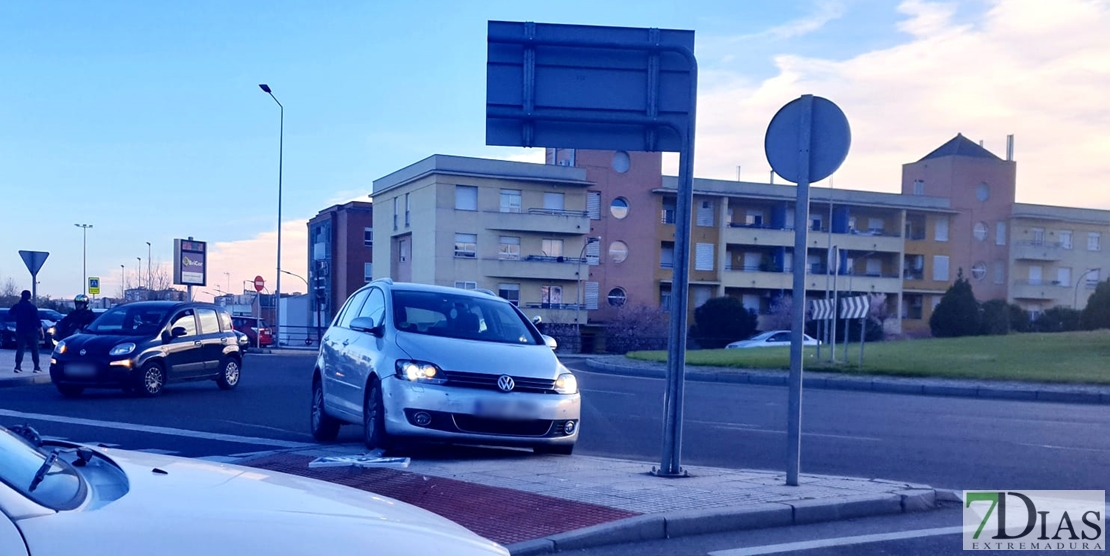 Se accidenta y acaba subido en la mediana de la rotonda del Hotel Río