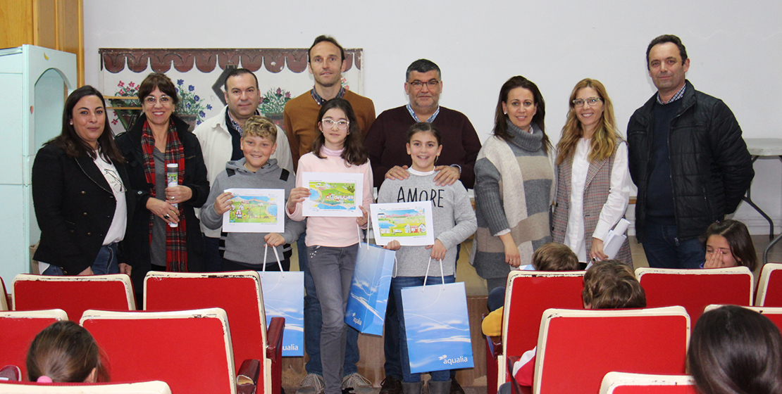 Tres jóvenes extremeños reciben un premio de Aqualia