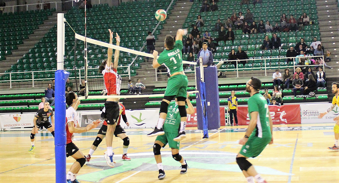 El Cáceres voleibol cae ante uno de los favoritos al ascenso