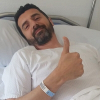 José Enrique Pineda se recupera de la operación en el hospital