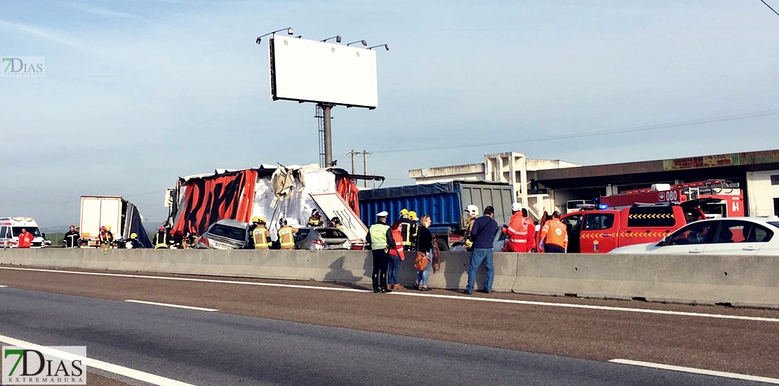 Dieciséis personas heridas en el grave accidente de la A-5, en Badajoz