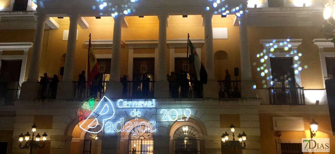 Gran ambiente en la Plaza de España para dar la bienvenida al Carnaval 2019