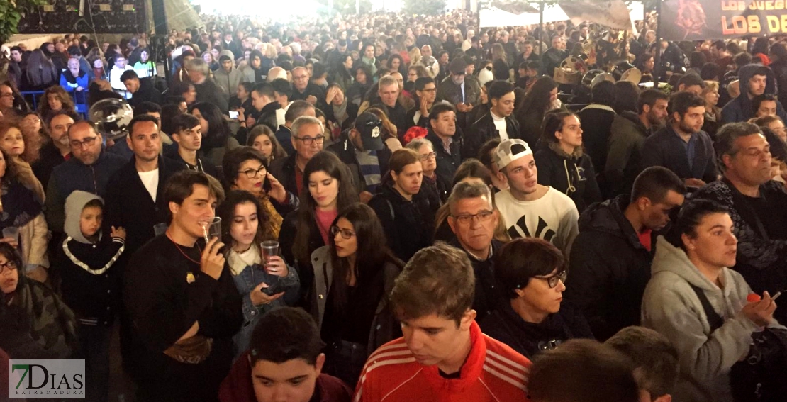 Gran ambiente en la Plaza de España para dar la bienvenida al Carnaval 2019